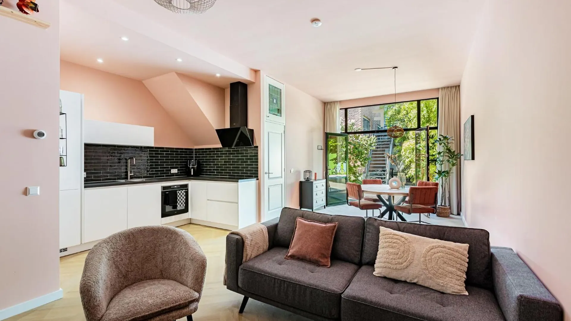Stylish Apartment Next To The Amstel River- Unit F contacts